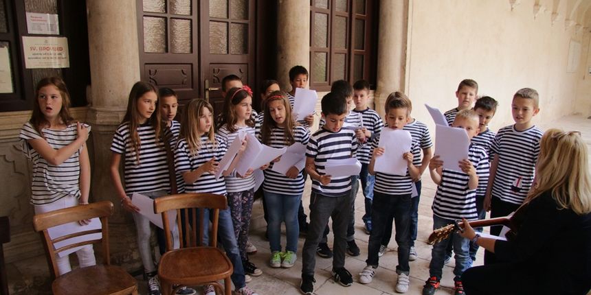 Izložba nosi naziv “Približavanje – stih i slika”, a otvara se u klaustru samostana Sv. Frane. Izložba nosi naziv “Približavanje – stih i slika”, a otvara se u klaustru samostana Sv. Frane.