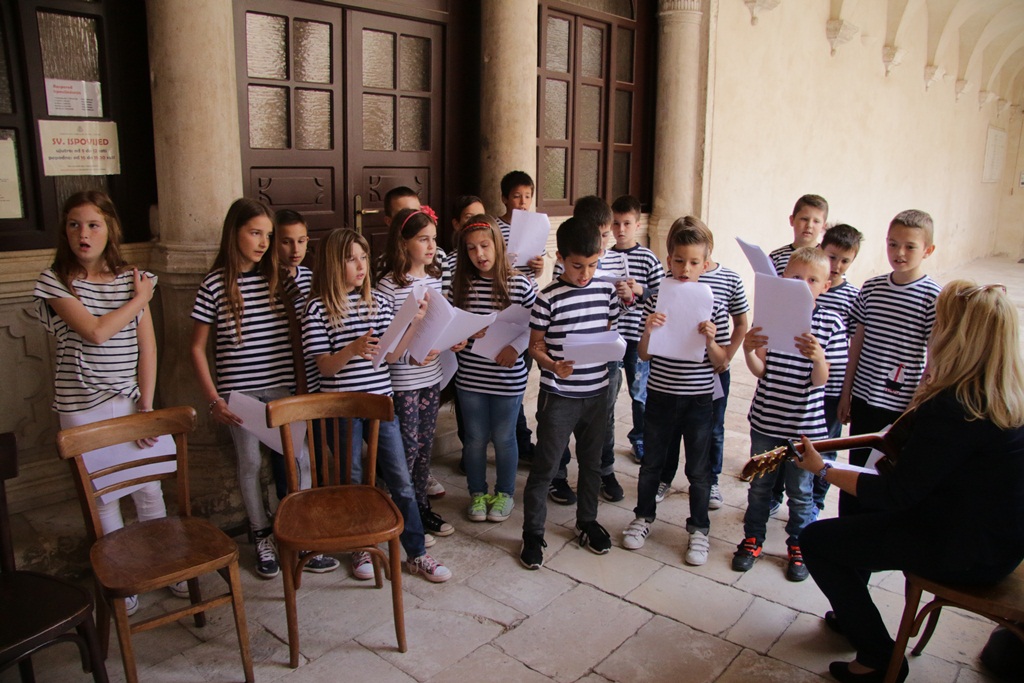 Izložba nosi naziv “Približavanje – stih i slika”, a otvara se u klaustru samostana Sv. Frane. Izložba nosi naziv “Približavanje – stih i slika”, a otvara se u klaustru samostana Sv. Frane.