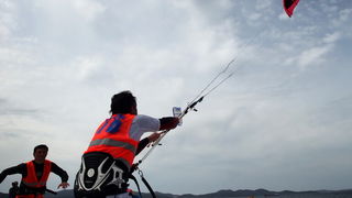 Zadar, 040410.
Na zadarskoj rivi u organizaciji kluba kluba Spinaker odrzala se prva medjunarodna kitesurfing regata, uz sudjelovanje natjecatelja iz Hrvatske, Ceske, Austrije i Slovenije. 
Na fotografiji natjecanje u zadarskom kanalu.
Foto: Vladimir Ivan