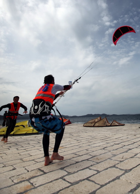 Zadar, 040410.
Na zadarskoj rivi u organizaciji kluba kluba Spinaker odrzala se prva medjunarodna kitesurfing regata, uz sudjelovanje natjecatelja iz Hrvatske, Ceske, Austrije i Slovenije. 
Na fotografiji natjecanje u zadarskom kanalu.
Foto: Vladimir Ivan