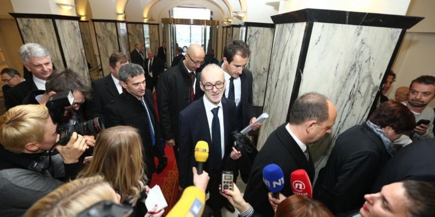 Saborski zastupnici dolaze na prvu konstituirajucu sjednicu osmog saziva Hrvatskog sabora. Robert Podolnjak. Photo: Zeljko Lukunic/PIXSELL Saborski zastupnici dolaze na prvu konstituirajucu sjednicu osmog saziva Hrvatskog sabora. Robert Podolnjak. Photo: Zeljko Lukunic/PIXSELL