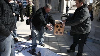 Split, 070310.
Forum mladih SDP-a izradio je novu igru “Kerumopoly” koju su predstavili gradjanima u nedjeljno jutro u Marmontovoj ulici.
Igra je parodija na popularnu igru Monopoly, s tim da je u ovoj igri glavni junak gradonacelnik Splita Zeljko Kerum. Split, 070310.
Forum mladih SDP-a izradio je novu igru “Kerumopoly” koju su predstavili gradjanima u nedjeljno jutro u Marmontovoj ulici.
Igra je parodija na popularnu igru Monopoly, s tim da je u ovoj igri glavni junak gradonacelnik Splita Zeljko Kerum.