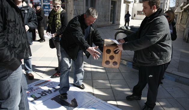 Split, 070310.
Forum mladih SDP-a izradio je novu igru “Kerumopoly” koju su predstavili gradjanima u nedjeljno jutro u Marmontovoj ulici.
Igra je parodija na popularnu igru Monopoly, s tim da je u ovoj igri glavni junak gradonacelnik Splita Zeljko Kerum.