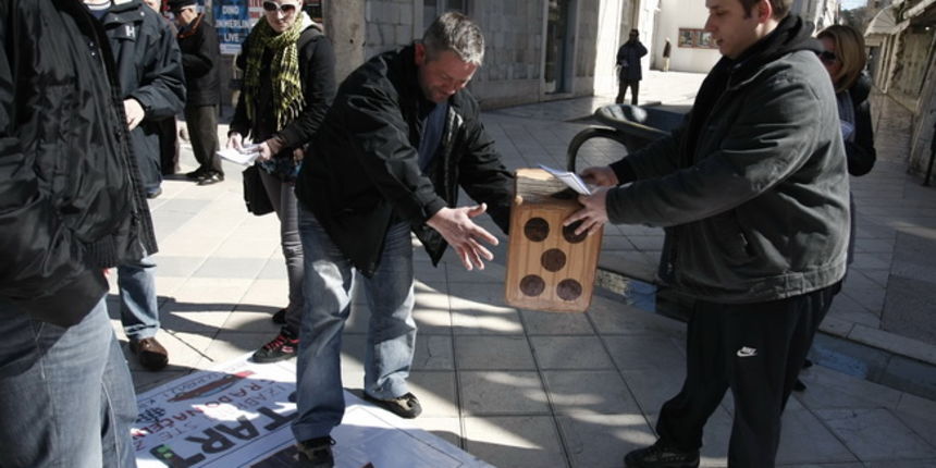 Split, 070310.
Forum mladih SDP-a izradio je novu igru “Kerumopoly” koju su predstavili gradjanima u nedjeljno jutro u Marmontovoj ulici.
Igra je parodija na popularnu igru Monopoly, s tim da je u ovoj igri glavni junak gradonacelnik Splita Zeljko Kerum. Split, 070310.
Forum mladih SDP-a izradio je novu igru “Kerumopoly” koju su predstavili gradjanima u nedjeljno jutro u Marmontovoj ulici.
Igra je parodija na popularnu igru Monopoly, s tim da je u ovoj igri glavni junak gradonacelnik Splita Zeljko Kerum.