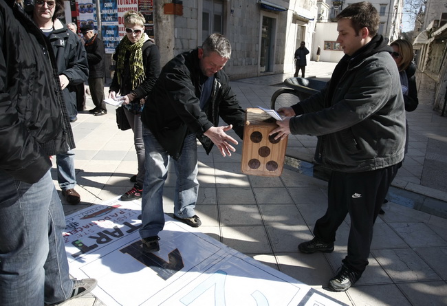Split, 070310.
Forum mladih SDP-a izradio je novu igru “Kerumopoly” koju su predstavili gradjanima u nedjeljno jutro u Marmontovoj ulici.
Igra je parodija na popularnu igru Monopoly, s tim da je u ovoj igri glavni junak gradonacelnik Splita Zeljko Kerum. Split, 070310.
Forum mladih SDP-a izradio je novu igru “Kerumopoly” koju su predstavili gradjanima u nedjeljno jutro u Marmontovoj ulici.
Igra je parodija na popularnu igru Monopoly, s tim da je u ovoj igri glavni junak gradonacelnik Splita Zeljko Kerum.