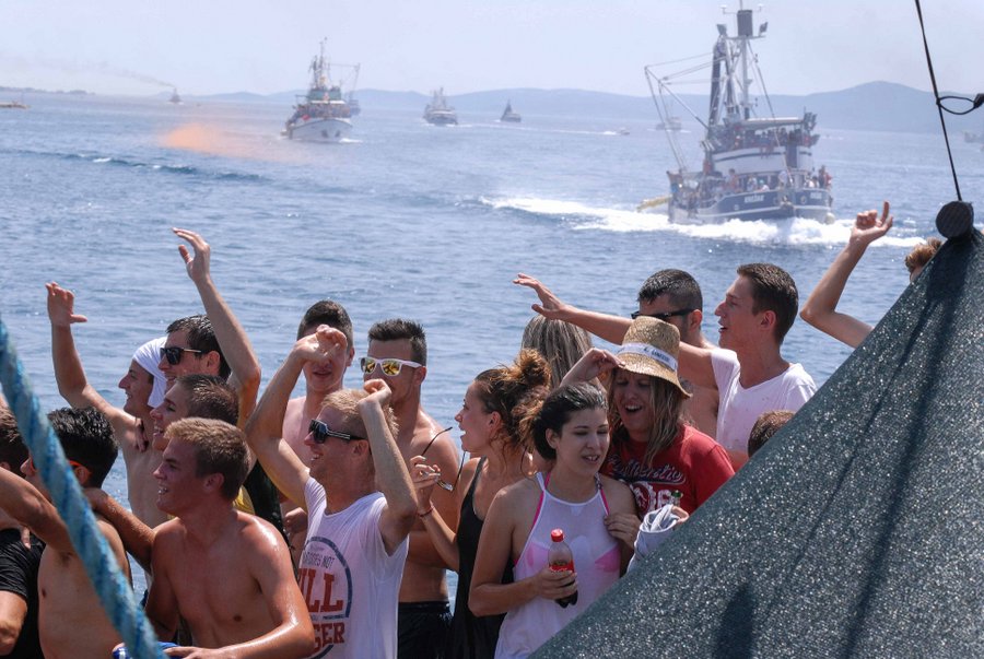 Tunuara 2016 – defile ribarica, spremanje brudeta, demonstracija ribarske vještine i koncert Zorica Kondža. Foto: TZ općine Kali/Adam Vidas Tunuara 2016 – defile ribarica, spremanje brudeta, demonstracija ribarske vještine i koncert Zorica Kondža. Foto: TZ općine Kali/Adam Vidas