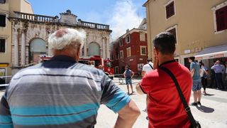 Veliki požar izbio u zgradi na Narodnom trgu Veliki požar izbio u zgradi na Narodnom trgu