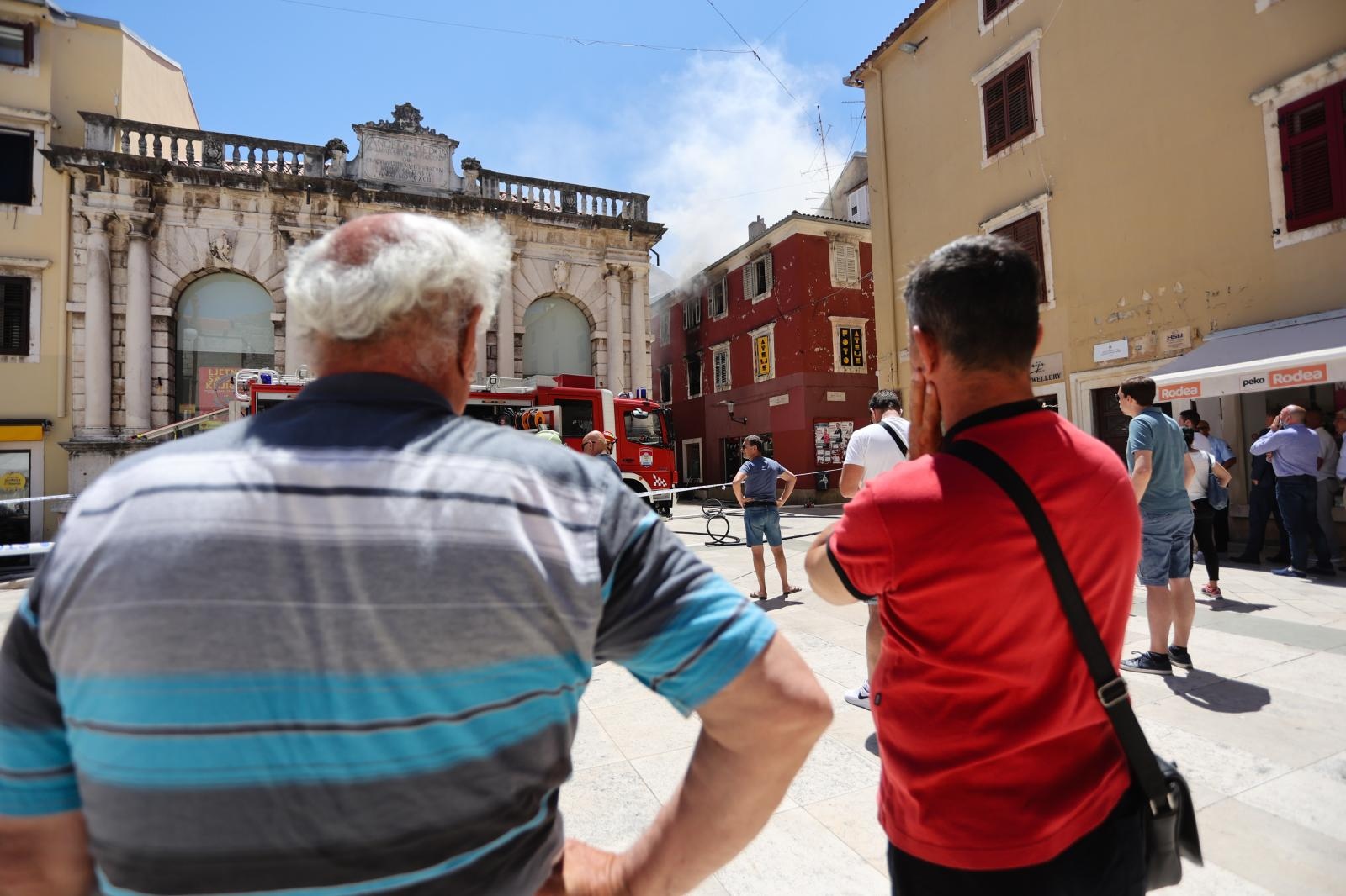 Veliki požar izbio u zgradi na Narodnom trgu Veliki požar izbio u zgradi na Narodnom trgu