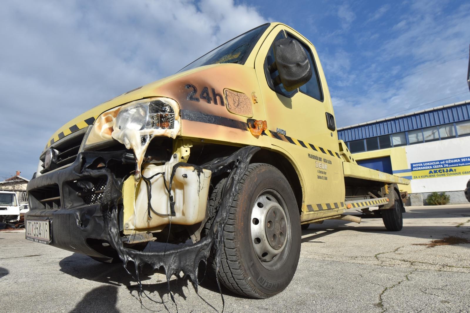 Vučnoj službi Deur na parkingu izgorjela dva vozila