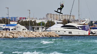 Na krilima juga: surferi i kiteri uživaju na Vitrenjaku