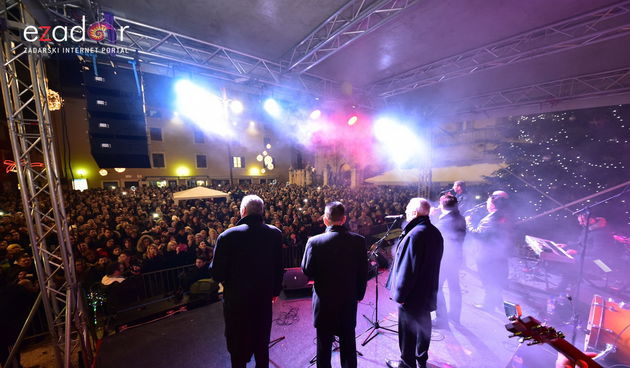 Tisuće Zadrana uživalo  na krcatom Narodnom trgu i Tgu Petra Zoranića uz Tomislava Bralića i klapu Intrade