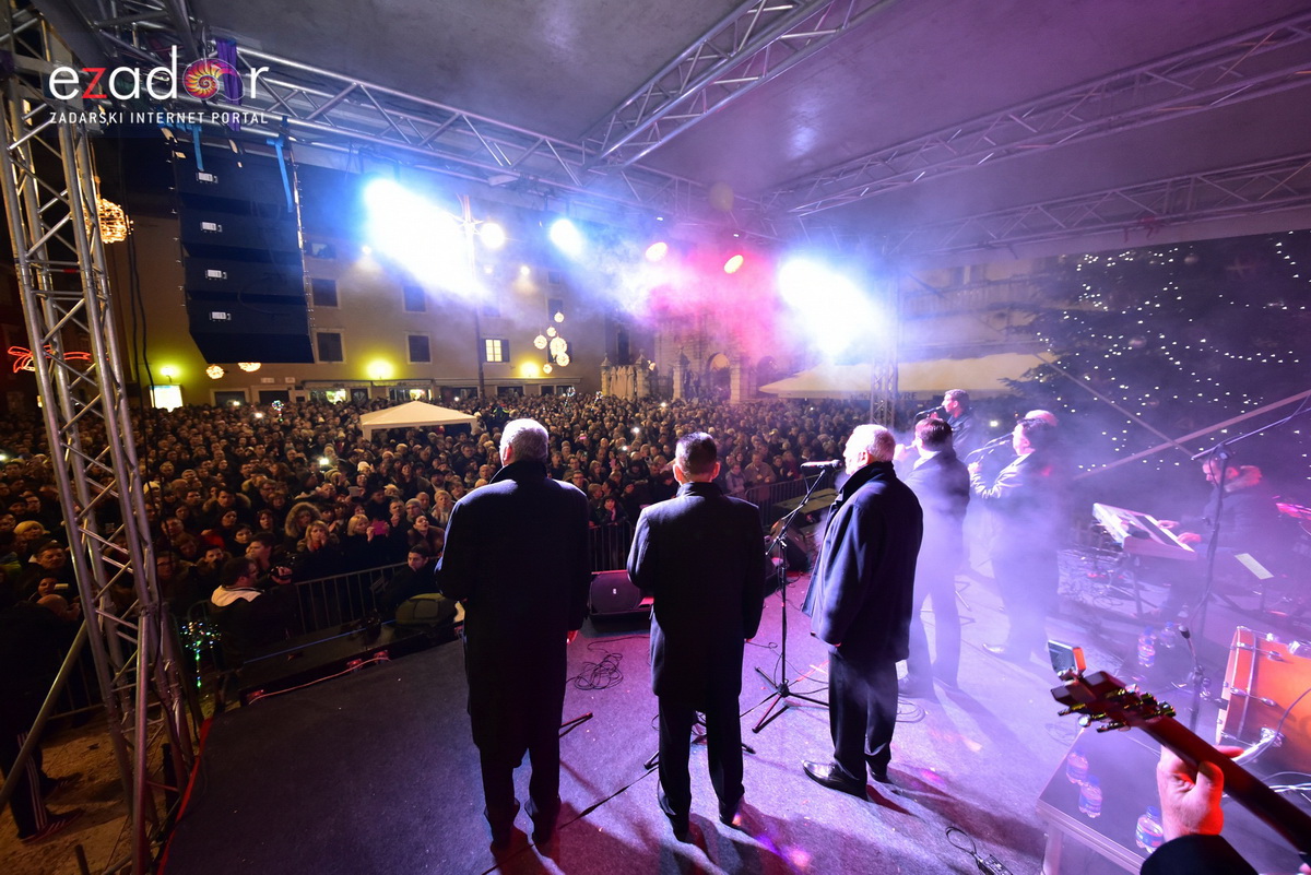 Tisuće Zadrana uživalo na krcatom Narodnom trgu i Tgu Petra Zoranića uz Tomislava Bralića i klapu Intrade Tisuće Zadrana uživalo na krcatom Narodnom trgu i Tgu Petra Zoranića uz Tomislava Bralića i klapu Intrade