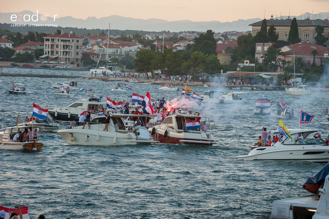 Zadar priredio čudesan doček svojim Vatrenim herojima (1)