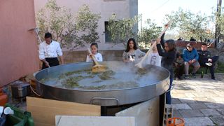 Udruga mladih Ploče i Dračevca uredila stari zog i počastila rižotom