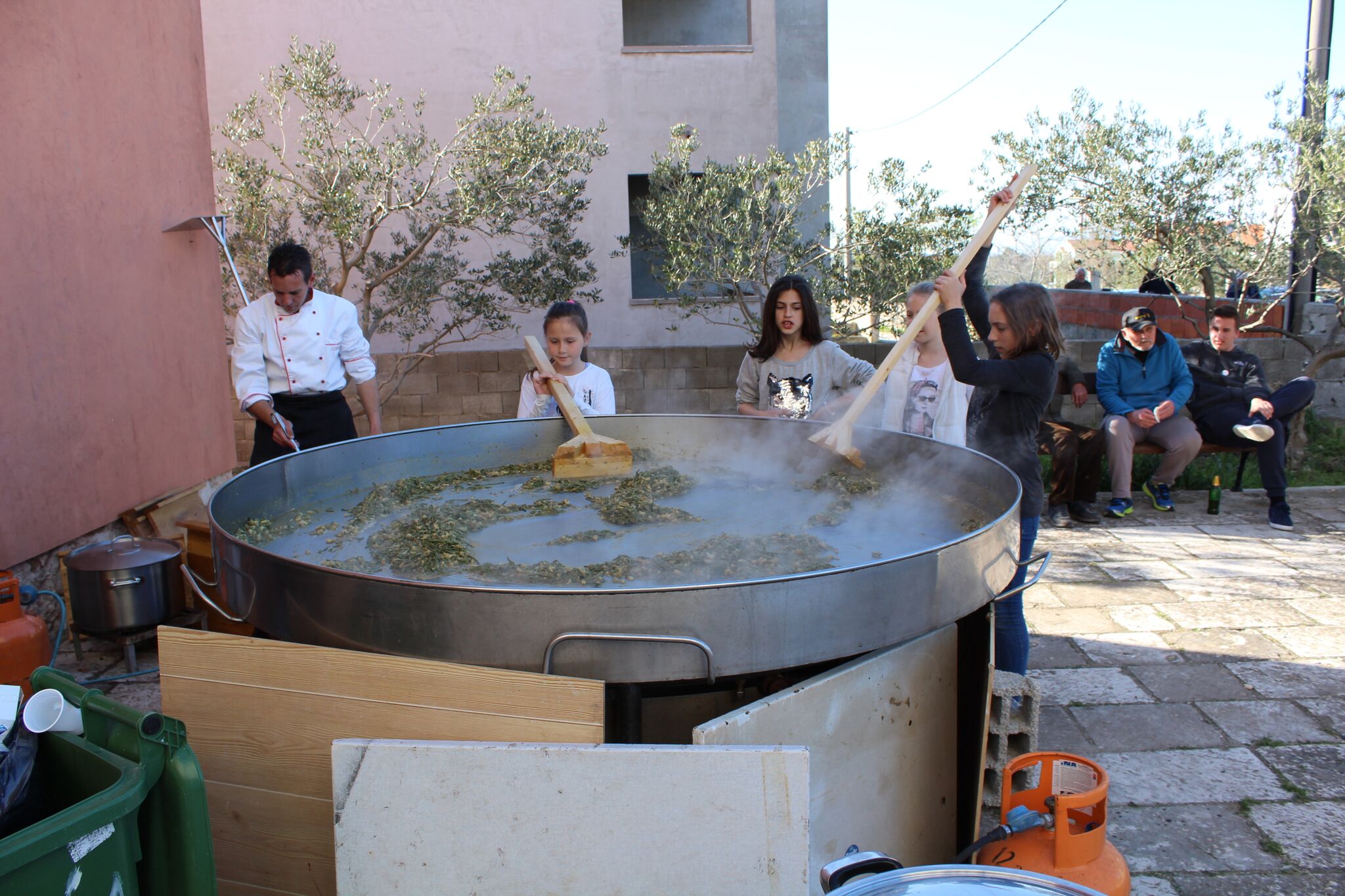 Udruga mladih Ploče i Dračevca uredila stari zog i počastila rižotom