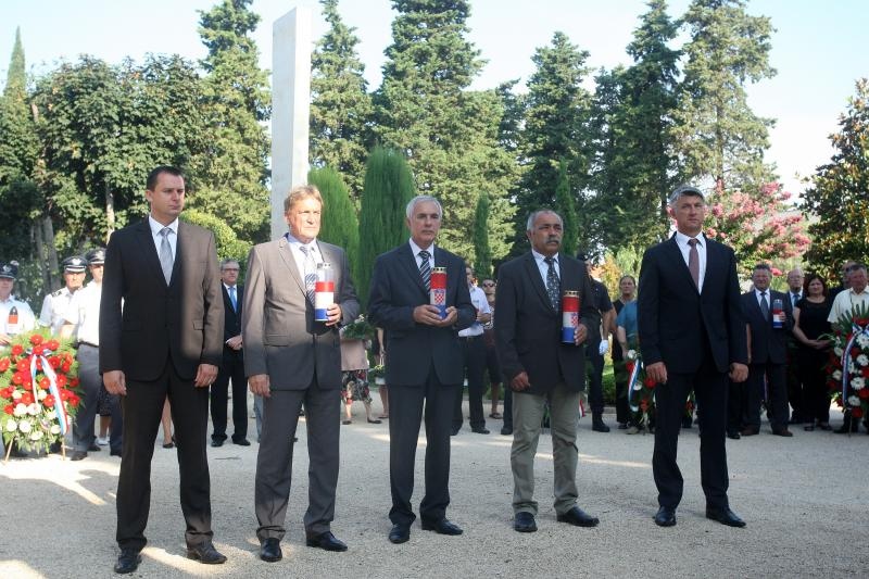 Zadar – Povodom obiljezavanja Dana pobjede i domovinske zahvalnosti i Dana hrvatskih branitelja kod sredisnjeg kriza na Gradskom groblju polozeni su vijenci i zapaljene svijece u sjecanje na sve poginule u Domovinskom ratu. Photo: Dino Stanin/PIXSELL