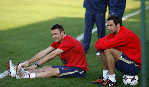 Rovinj, 051009.
Stadion NK Rovinj.
Pripreme nogometne reprezentacije za kvalifikacijski susret za SP 2010 u Juznoj Africi sa Kazahstanom. 
Na fotografiji: Robert Kovac i Darijo Srna.
Foto: Ronald Gorsic / CROPIX