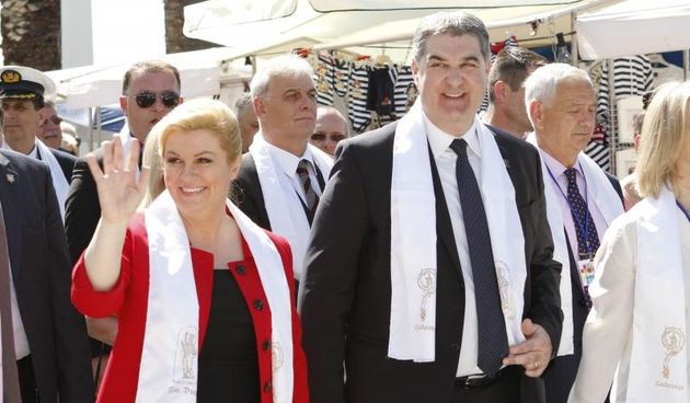 Procesijom i svecanim misnim slavljem proslavljen je jutarnji dio blagdana sv. Duje. Predsjednica RH Kolinda Grabar-Kitarovic i gradonacelnik Ivo Baldasar. Photo: Miranda Cikotic/PIXSELL