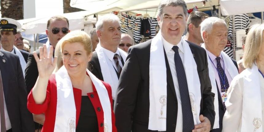 Procesijom i svecanim misnim slavljem proslavljen je jutarnji dio blagdana sv. Duje. Predsjednica RH Kolinda Grabar-Kitarovic i gradonacelnik Ivo Baldasar. Photo: Miranda Cikotic/PIXSELL Procesijom i svecanim misnim slavljem proslavljen je jutarnji dio blagdana sv. Duje. Predsjednica RH Kolinda Grabar-Kitarovic i gradonacelnik Ivo Baldasar. Photo: Miranda Cikotic/PIXSELL