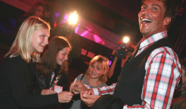 Neven Ciganović podijelio je nekoliko autograma (moda.com)