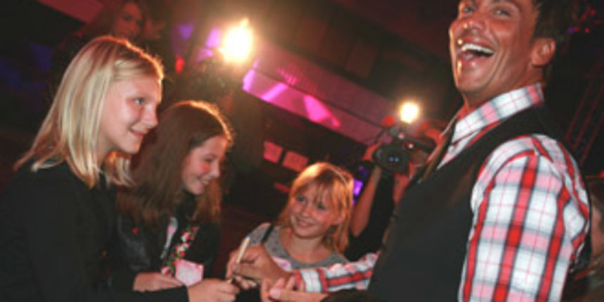 Neven Ciganović podijelio je nekoliko autograma (moda.com) Neven Ciganović podijelio je nekoliko autograma (moda.com)