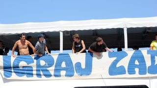 Zadar, 200811.
Navijacka skupina Tornado iz Zadra krenula je brodom na nogometnu utakmicu 5. kola 1. HNL-a u Sibeniku
Foto: Andrija Lucic / CROPIX Zadar, 200811.
Navijacka skupina Tornado iz Zadra krenula je brodom na nogometnu utakmicu 5. kola 1. HNL-a u Sibeniku
Foto: Andrija Lucic / CROPIX