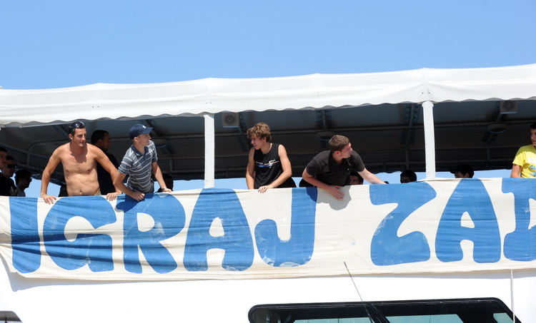 Zadar, 200811.
Navijacka skupina Tornado iz Zadra krenula je brodom na nogometnu utakmicu 5. kola 1. HNL-a u Sibeniku
Foto: Andrija Lucic / CROPIX Zadar, 200811.
Navijacka skupina Tornado iz Zadra krenula je brodom na nogometnu utakmicu 5. kola 1. HNL-a u Sibeniku
Foto: Andrija Lucic / CROPIX