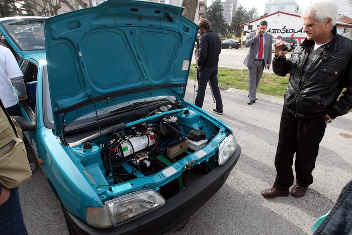 Zadar, 050312.
Ucenici Strukovne skole Vice Vlatkovica, pod vodstvom profesora Ante Ivanca, preradili su benzinski automobil u elektricni te su svoj rad danas prezentirali javnosti. Preradjeni Peugeot 106 krece se totalno necujno, brzinom i vecom od 50 ki Zadar, 050312.
Ucenici Strukovne skole Vice Vlatkovica, pod vodstvom profesora Ante Ivanca, preradili su benzinski automobil u elektricni te su svoj rad danas prezentirali javnosti. Preradjeni Peugeot 106 krece se totalno necujno, brzinom i vecom od 50 ki