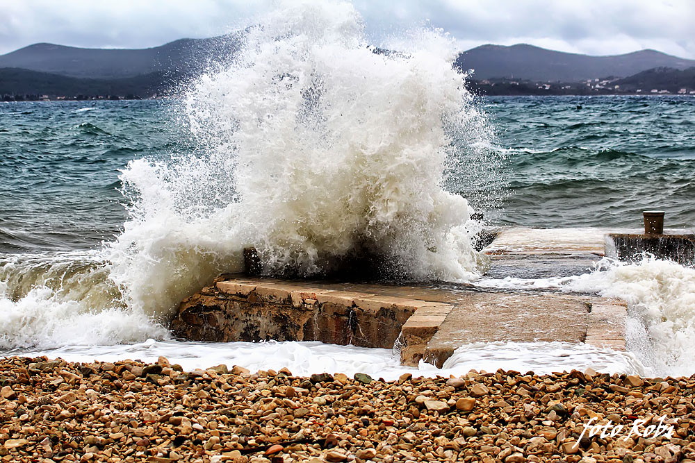 Zapadnjak i plima poplavili ulice