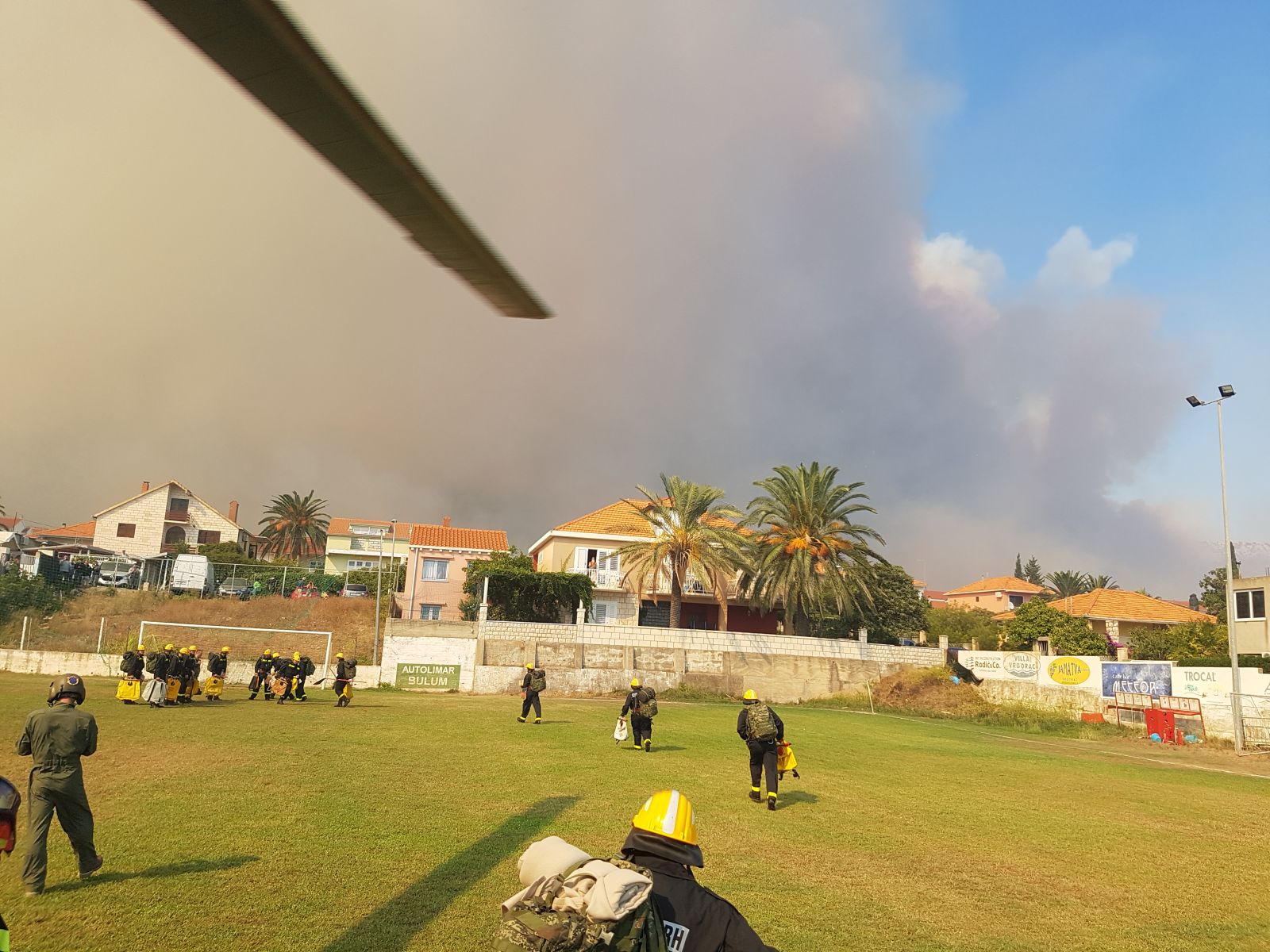 Zračne snage i vojnici gase veliki požar na Pelješcu