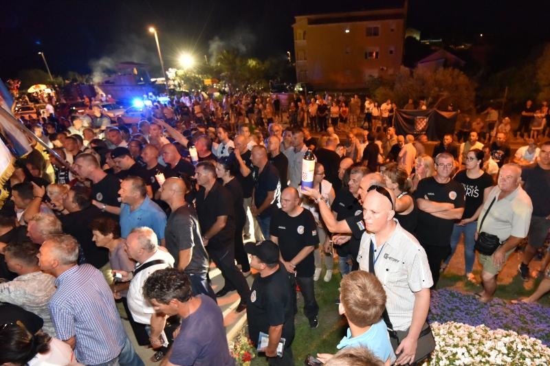 U Dragama otkriven spomenik Miru Barešiću. Photo: Dino Stanin/PIXSELL