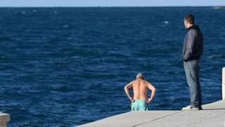 Unatoč hladnom moru i niskoj temperaturi zraka, hrabri se kupač osvježio na Morskim orguljama. Foto: Dino Stanin/PIXSELL Unatoč hladnom moru i niskoj temperaturi zraka, hrabri se kupač osvježio na Morskim orguljama. Foto: Dino Stanin/PIXSELL