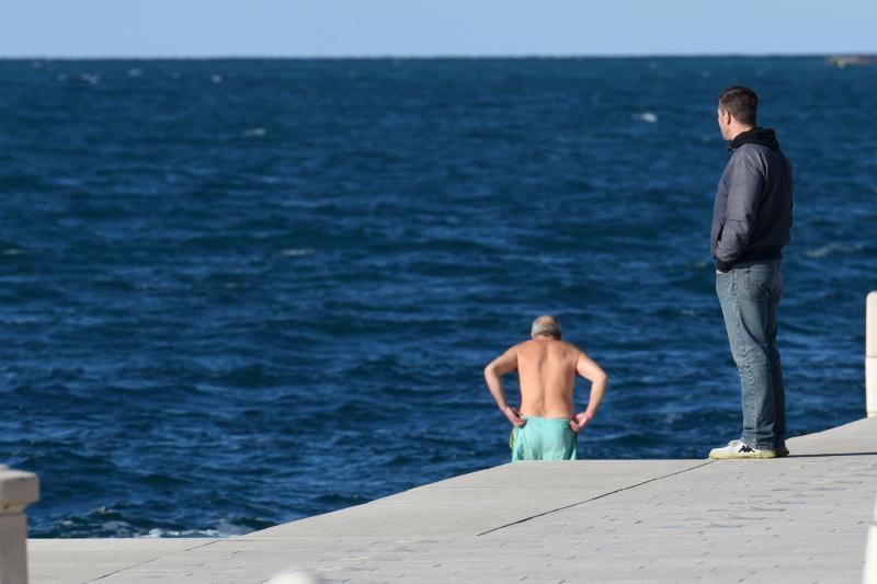 Unatoč hladnom moru i niskoj temperaturi zraka, hrabri se kupač osvježio na Morskim orguljama. Foto: Dino Stanin/PIXSELL Unatoč hladnom moru i niskoj temperaturi zraka, hrabri se kupač osvježio na Morskim orguljama. Foto: Dino Stanin/PIXSELL