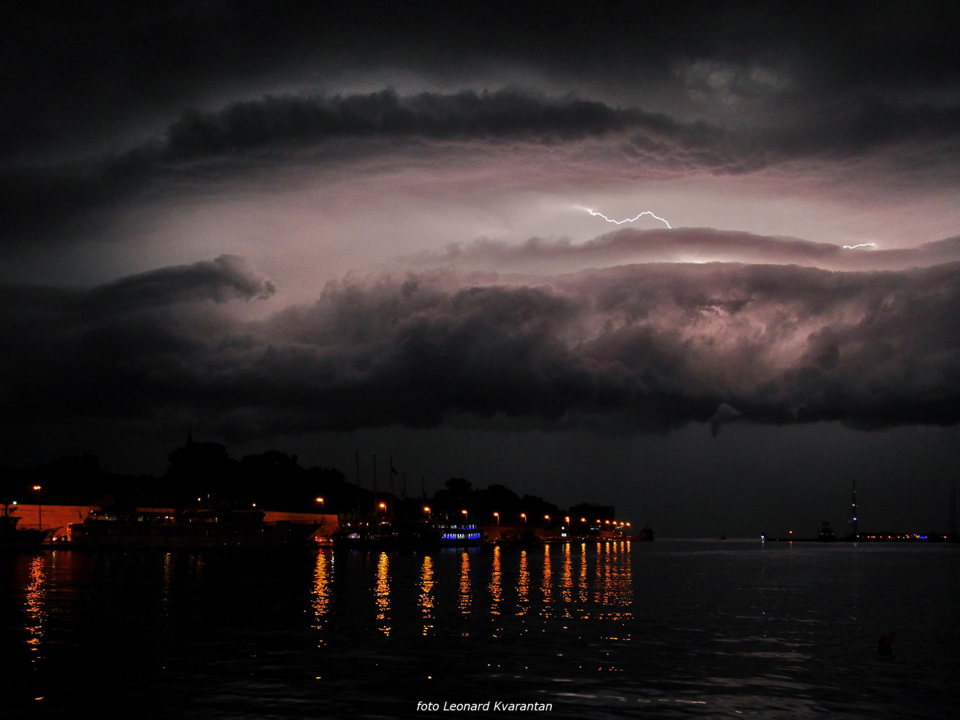 Munje nad zadarskom lukom