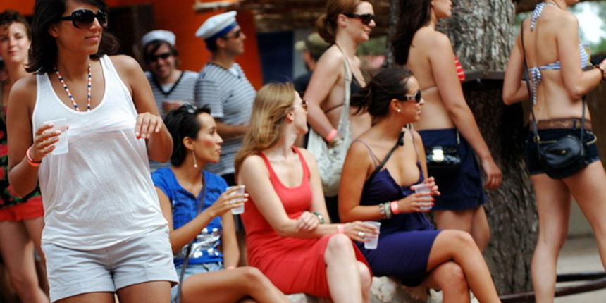 Petrcane, 100709.
U tijeku je 7. dan The Garden festivala, festivala vrhunske klupske glazbe pod ovogodisnjim nazivom ” A Double Whammy 2009 ” zbog svog desetodnevnog odnosno dva povezana festivalska vikenda. The Garden festival u proteklih je mjeseci uvr Petrcane, 100709.
U tijeku je 7. dan The Garden festivala, festivala vrhunske klupske glazbe pod ovogodisnjim nazivom ” A Double Whammy 2009 ” zbog svog desetodnevnog odnosno dva povezana festivalska vikenda. The Garden festival u proteklih je mjeseci uvr