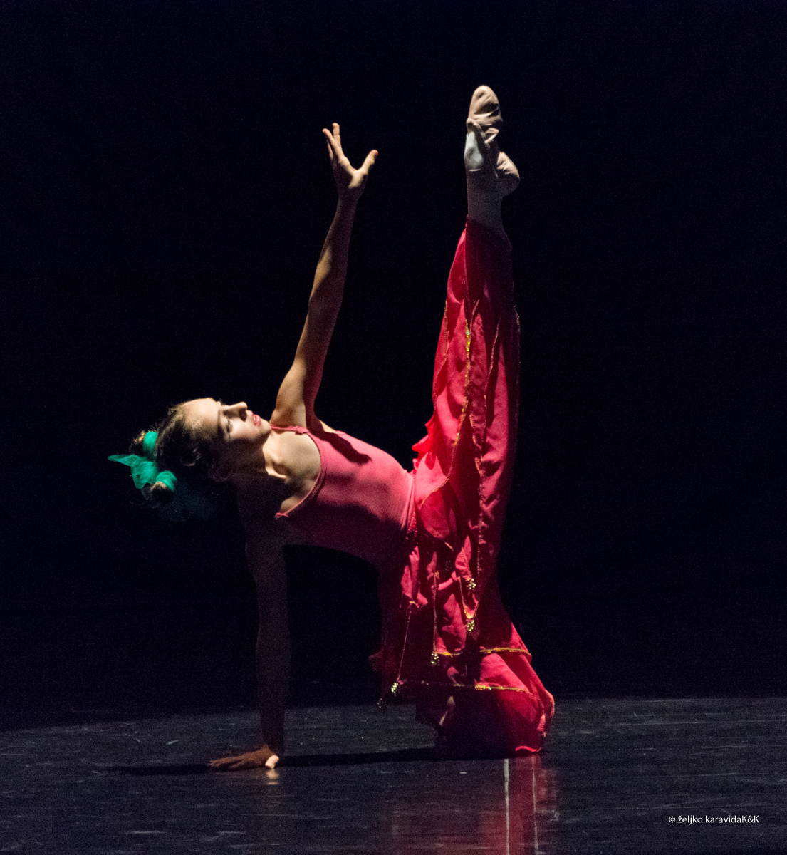 Božićna čestitka plesnog odjela Glazbene škole Blagoje Bersa