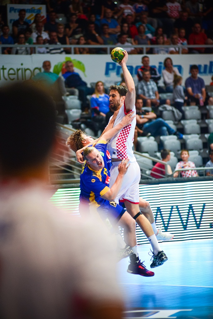 U doista sjajnoj atmosferi koju je stvorilo oko 5000 navijača iz cijele Hrvatske, naši su rukometni reprezentativci remizirali sa Švedskom i to s rezultatom 25-25. Bila je to ‘kaubojima’ pretposljednja pripremna utakmica uoči Olimpijskih igara