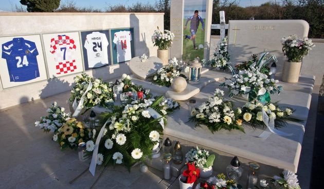 Predstavnici i igraci nogometnih klubova na grobu pokojnog nogometasa NK Zadar Hrvoja Custica postavili su vijence i zapalili svijece. Preminuo je 3. travnja 2008. od posljedica udarca potiljkom u betonski zid koju je zadobio u prvoligaskoj nogometnoj uta