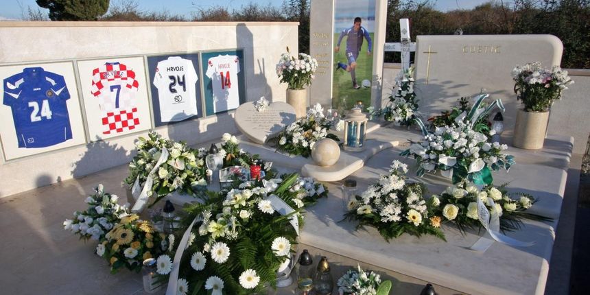 Predstavnici i igraci nogometnih klubova na grobu pokojnog nogometasa NK Zadar Hrvoja Custica postavili su vijence i zapalili svijece. Preminuo je 3. travnja 2008. od posljedica udarca potiljkom u betonski zid koju je zadobio u prvoligaskoj nogometnoj uta Predstavnici i igraci nogometnih klubova na grobu pokojnog nogometasa NK Zadar Hrvoja Custica postavili su vijence i zapalili svijece. Preminuo je 3. travnja 2008. od posljedica udarca potiljkom u betonski zid koju je zadobio u prvoligaskoj nogometnoj uta