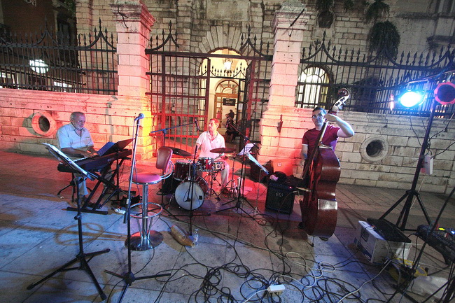 Narodni trg: koncert Aldemaromania trio & Ricardo Luque foto: Angelo Virag Narodni trg: koncert Aldemaromania trio & Ricardo Luque foto: Angelo Virag