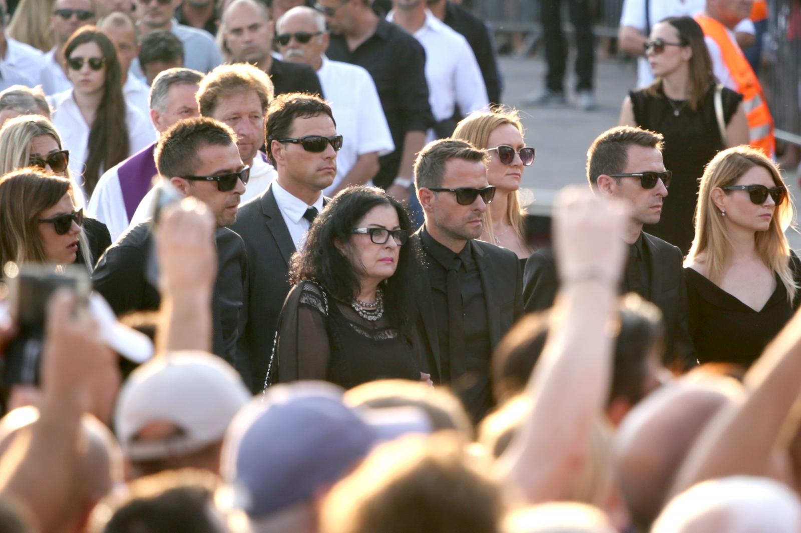 Split dostojanstveno na posljednju plovidbu ispratio legendu Olivera Dragojevića