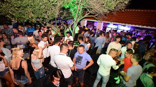 Nostromo & Vagabundo Vir: DJ Djuka i Led robot Nostromo & Vagabundo Vir: DJ Djuka i Led robot