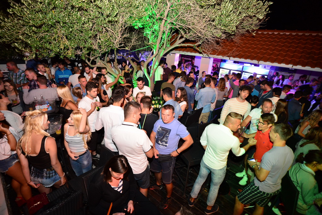 Nostromo & Vagabundo Vir: DJ Djuka i Led robot Nostromo & Vagabundo Vir: DJ Djuka i Led robot