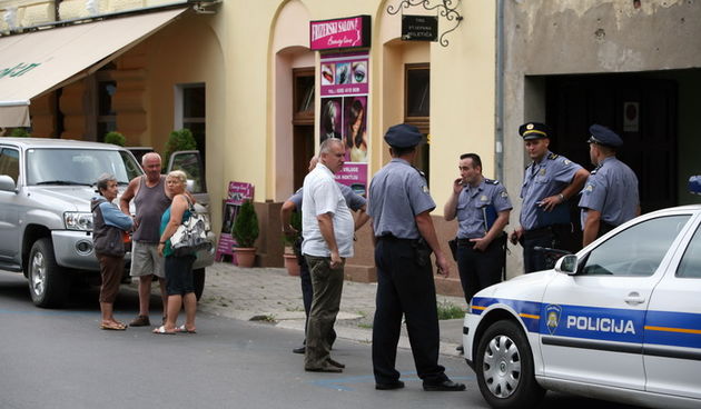 Slavonski Brod, 180810. Prema nesluzbenim informacijama, u ranim jutarnjim satima, negdje oko 6 i 30 na Trgu Ivane Brlic Mazuranic tj. na brodskom korzu, muskarac je vjerojatno vatrenim oruzjem ubio svoju suprugu pa onda sebe. Uvidjaj i istraga su u tijek