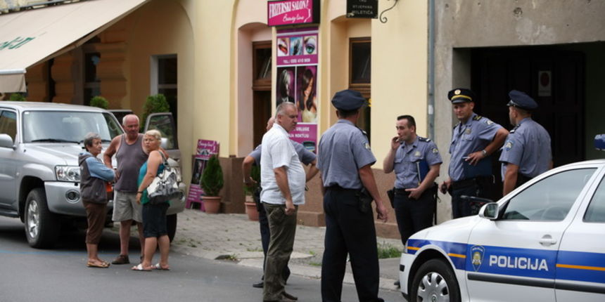 Slavonski Brod, 180810. Prema nesluzbenim informacijama, u ranim jutarnjim satima, negdje oko 6 i 30 na Trgu Ivane Brlic Mazuranic tj. na brodskom korzu, muskarac je vjerojatno vatrenim oruzjem ubio svoju suprugu pa onda sebe. Uvidjaj i istraga su u tijek