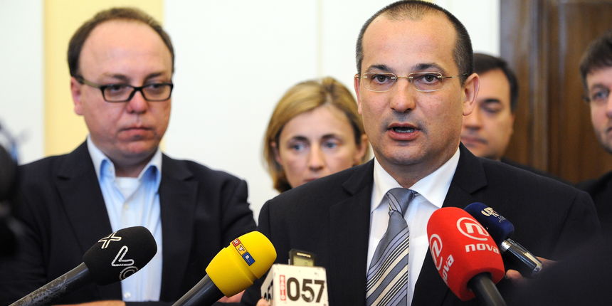 Zadar, 100413. Ministar pravosudja Orsat Miljenic posjetio je Zupanijski sud u Zadru gdje je razgovarao s predsjednikom Vrhovnog suda Brankom Hrvatinom, v. d. predsjednikom Zupanijskog suda u Zadru Vladimirom Mikolcevicem, te predsjednicima opcinskih i p