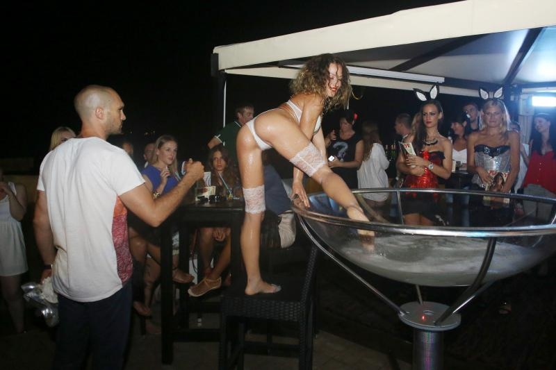 Opis  02.08.2014., Zadar – Playboy party turneja nastavila se i u Zadru u klubu Mango gdje su atraktivne plesacice uljepsale vecer mnogih gostiju. Photo: Filip Brala/PIXSELL Autor  Filip Brala/PIXSELL Ključne riječi  party, stranka, playboy, Mango, ljeto