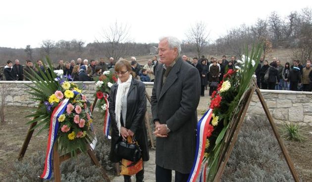 Polaganje vijenaca u spomen na žrtve Medviđe