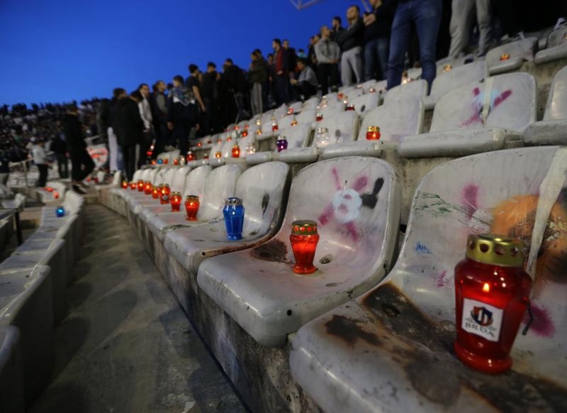 Torcida se uz svijeće, bengalke i molitvu dostojanstveno oprostila od svog kolege Žana Ojdanića na sjevernoj tribini Poljuda. Foto: Ivo Čagalj/PIXSELL Torcida se uz svijeće, bengalke i molitvu dostojanstveno oprostila od svog kolege Žana Ojdanića na sjevernoj tribini Poljuda. Foto: Ivo Čagalj/PIXSELL