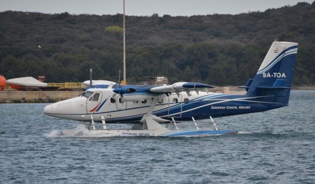 U Pulu hidroavionom stigli prvi putnici iz Splita, Photo: Dusko Marusic/PIXSELL